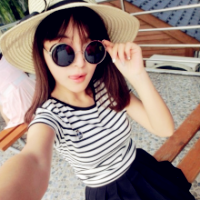 戴眼镜霸气侧漏的女生头像