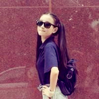 戴眼镜霸气侧漏的女生头像