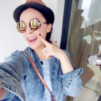 戴眼镜霸气侧漏的女生头像