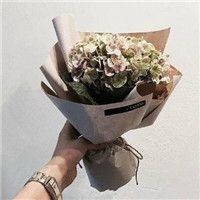 手捧花的女生头像_买束花送给你的心上人,让爱来的更猛烈些吧