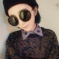 非主流戴眼镜女生头像,凸显十足的个性风的女子