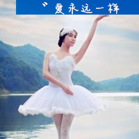 芭蕾女孩真的很美丽,垫起脚尖旋转整个身体