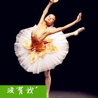 芭蕾女孩真的很美丽,垫起脚尖旋转整个身体