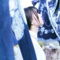 蓝色调女衣女子,安静的美女晾晒蓝色的毯子