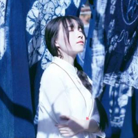 蓝色调女衣女子,安静的美女晾晒蓝色的毯子