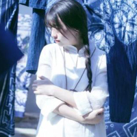 蓝色调女衣女子,安静的美女晾晒蓝色的毯子