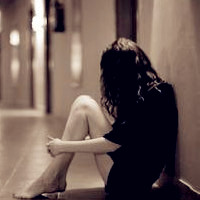 抱膝坐着的伤感女生头像,静静的一个人伤心沉默无语