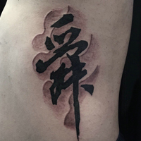 侧腰部,后背,胸前,手臂,肩膀下的个性纹身图案
