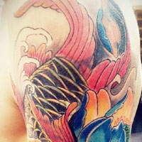 大臂红鲤鱼纹身,半甲般若纹身,英文纹身,单词纹身