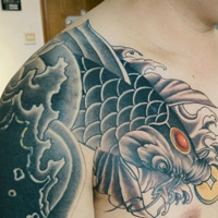 半甲鲤鱼纹身,手臂小般若纹身,传统邪龙纹身