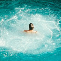游泳头像 在水中游泳的男女图片