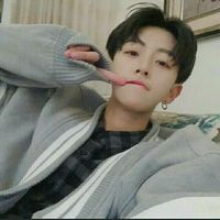 潮搭扎眼头像男生 白皙的脸蛋安静的表情