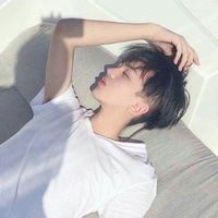 潮搭扎眼头像男生 白皙的脸蛋安静的表情