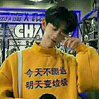 潮搭扎眼头像男生 白皙的脸蛋安静的表情