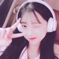 qq头像女生非主流可爱,戴耳机听歌,剪刀手的小美女