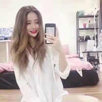 qq头像女生非主流可爱,戴耳机听歌,剪刀手的小美女