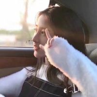 qq头像女生非主流可爱,戴耳机听歌,剪刀手的小美女