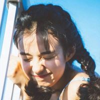 2018非主流女生头像 戴帽子的,喝咖啡的