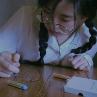 2018非主流女生头像 戴帽子的,喝咖啡的