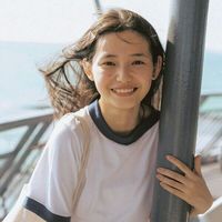 2018非主流女生头像 戴帽子的,喝咖啡的