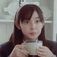 2018非主流女生头像 戴帽子的,喝咖啡的