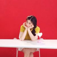 红色调女生头像霸气 推荐封面手拿玫瑰的