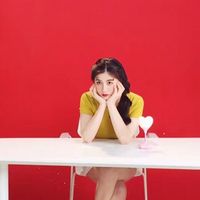 红色调女生头像霸气 推荐封面手拿玫瑰的