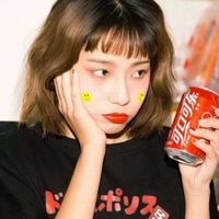 红色调女生头像霸气 推荐封面手拿玫瑰的