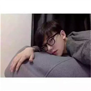 戴眼镜的男生头像 男的气息扑面而来哦