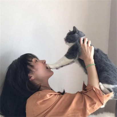 可爱女生和猫的头像，抱猫的女生送给喜欢小猫的亲