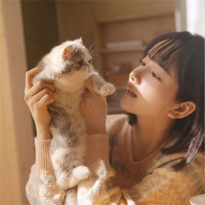 可爱女生和猫的头像，抱猫的女生送给喜欢小猫的亲