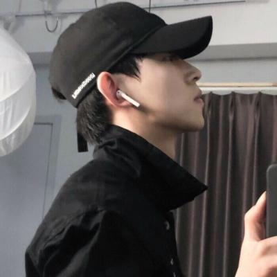 有点颓废男生头像忧郁伤感图片，眼神充满了对你的思念