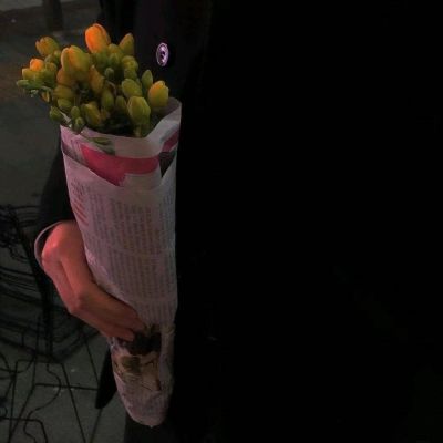 半身男头像高清图片，手拿花束浪漫的男人追求真爱