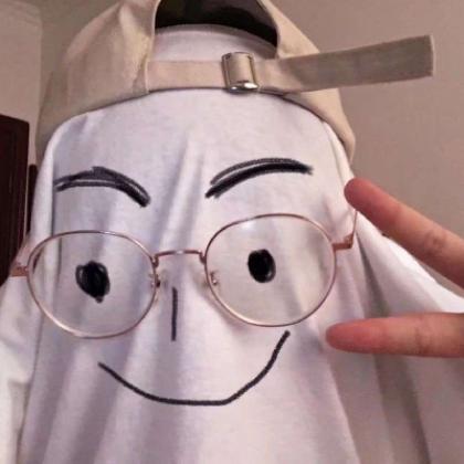 戴帽子搞怪头像图片，衣服上画的人脸的