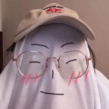 戴帽子搞怪头像图片，衣服上画的人脸的