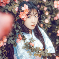 与花朵嘻嘻,和花朵为伴,在花丛中写真的美女