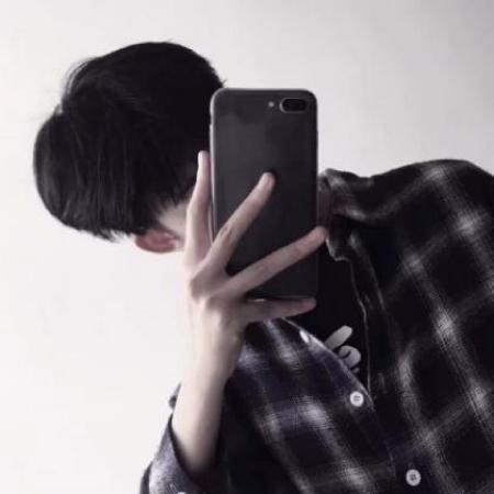 男生手机挡脸个性头像，拿手机遮住脸的男生12P