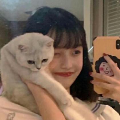 女生抱着猫很酷的头像高清真人2020最新