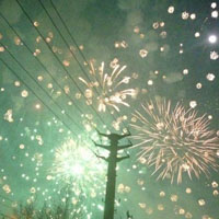 照亮了天空烟花头像图片,希望给新的一年带来好心情、好运气!