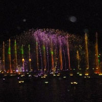 我们市的广场夜晚美丽的喷泉美景QQ头像,彩色音乐喷泉