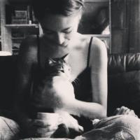 抱着猫的女生头像,漂亮的MM与可爱的猫咪在一起萌死个人