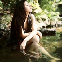个性安静森系+在水中唯美女生头像,我就喜欢这种环境下的女人