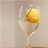 透明的玻璃杯,我爱的是里面装的可乐和果汁