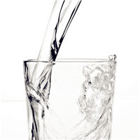 透明的玻璃杯,我爱的是里面装的可乐和果汁