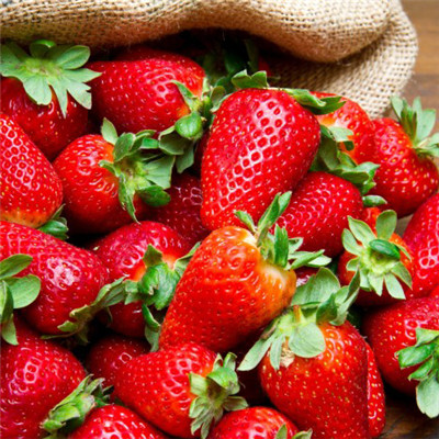 草莓头像，红红的酸甜可口的草莓图片