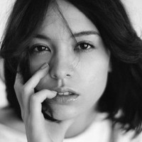 台湾女演员张榕容黑白头像_英文名字：Sandrine Pinna