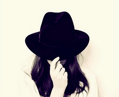 黑白带帽子的女头像,孤独寂寞无声的女人