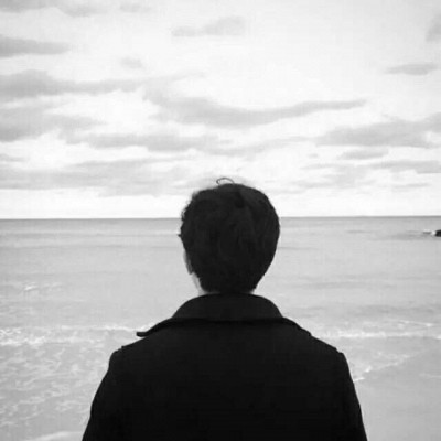 海边黑白男生头像图片，面对大海保持你的深呼吸