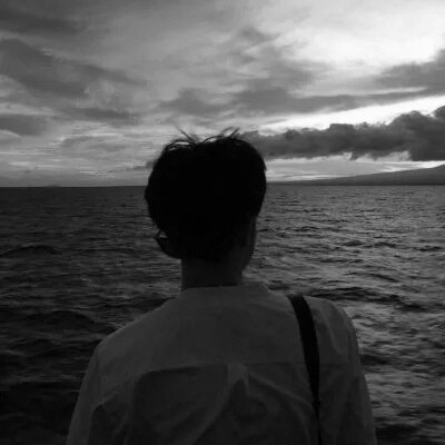 海边黑白男生头像图片，面对大海保持你的深呼吸