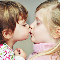 小孩子qq亲吻头像大全图片，qq情侣亲吻头像大全、qq个性亲吻头像大全